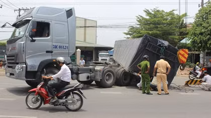 Xe container bất ngờ đứt rơ móc, hàng chục người may mắn thoát chết