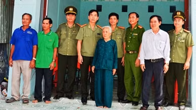 Trao nhà tình nghĩa cho nguyên cán bộ an ninh