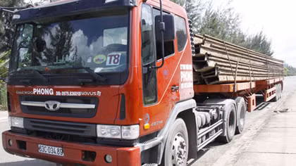 TTGT canh cả đêm chờ chủ xe quá tải về giải quyết