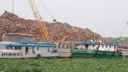 Sửa chữa sà lan, một công nhân bị điện giật rớt xuống sông