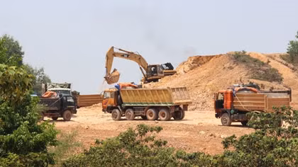 Sân golf Thủy Dương ngang nhiên cho khai thác đất