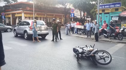 Bỏ xe lại hiện trường sau khi đâm vào ôtô của diễn viên Thân Thúy Hà