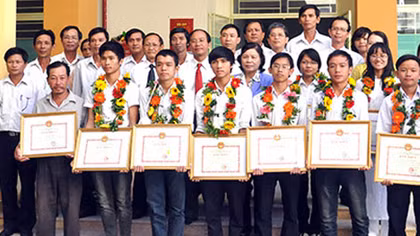 Khen thưởng học sinh, giáo viên đạt giải trong các kỳ thi học sinh giỏi