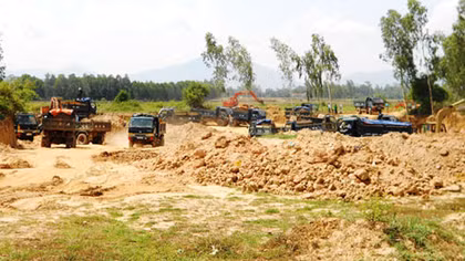 Làm ngơ cho người dân xẻ ruộng bán đất trái phép?