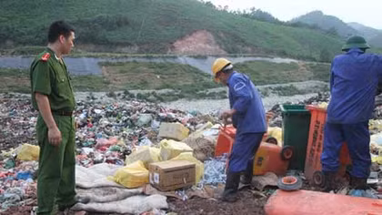 Bắt quả tang xe ôtô đổ rác thải y tế trái quy định