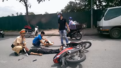 Vi phạm giao thông, một thanh niên tông thẳng vào Cảnh sát