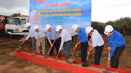 Xây cột cờ Tổ quốc tại đảo Phú Quý (Bình Thuận)