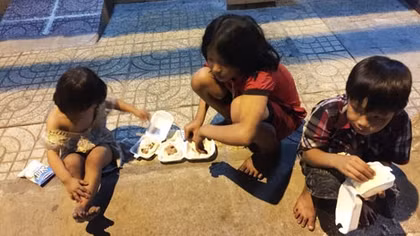 Tuổi thơ bất hạnh và bữa cơm gà rán cho người vô gia cư