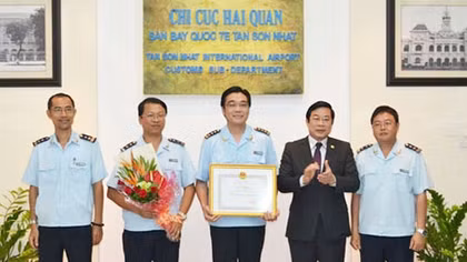Hải quan cửa khẩu quốc tế sân bay Tân Sơn Nhất được tặng Bằng khen