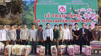 Nhiều phần quà ý nghĩa đến với người nghèo vùng Tây Bắc