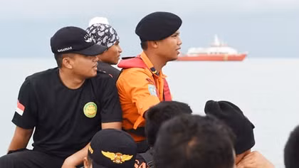 Thân máy bay nằm sâu 30m dưới biển