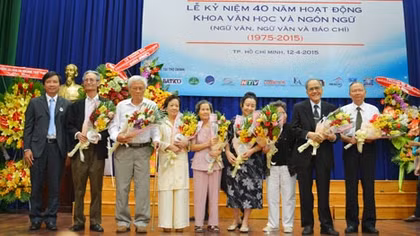 40 năm truyền lửa văn chương