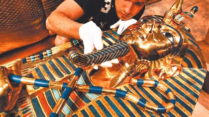 Mặt nạ xác ướp vị pharaon huyền thoại bị nứt rạn