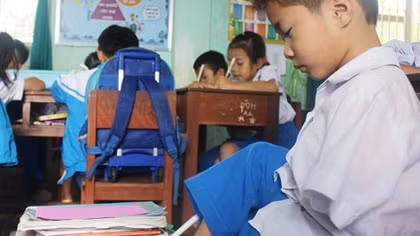 Cậu học trò không tay cần được giúp đỡ