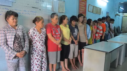 Phá ổ cờ bạc ven sông của ‘quí bà’