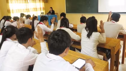 Tặng SGK điện tử cho học sinh dân tộc thiểu số