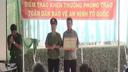 Trao giấy khen cho người dân dũng cảm bắt đối tượng trộm có hung khí