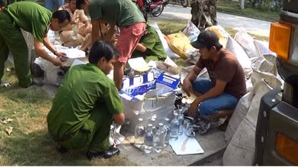 Dùng ô tô vận chuyển thuốc lá, rượu lậu