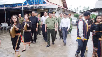 Thứ trưởng Bùi Văn Nam kiểm tra mô hình tự quản tại khu dân cư tỉnh Kon Tum