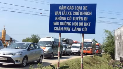 Kẹt xe kéo dài 15km do xe container chết máy trên đèo Phước Tượng