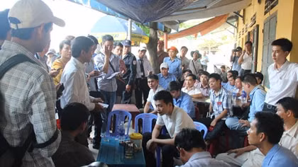 Hàng chục tài xế, phụ xe buýt đình công đòi quyền lợi