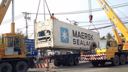 Thùng container lật ngang trước đường vào cảng Cát Lái