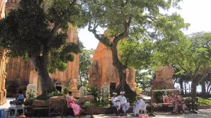 Trẩy hội trên tháp cổ ngàn năm