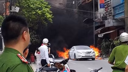 Ô tô phát hỏa, thiêu rụi xe máy bên đường