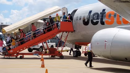 Xe thang tông máy bay Jetstar tại Tân Sơn Nhất
