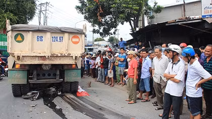 Đi viếng đám tang, bị xe ben cán tử vong