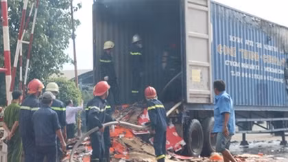 Hàng chục tấn giấy phát hỏa trong container 