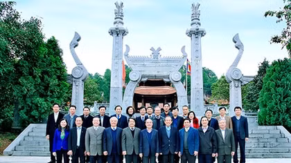 Chủ tịch Quốc hội Nguyễn Sinh Hùng thăm và dâng hương tưởng niệm các Vua Hùng 