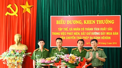 Khen thưởng tập thể, cá nhân trong vụ bắt 4 bánh heroin 