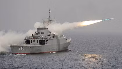Iran phóng tên lửa gần tàu sân bay Mỹ
