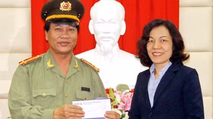 Thưởng cho đơn vị, cá nhân bắt giữ hai du khách Nga sản xuất và sử dụng ATM giả 