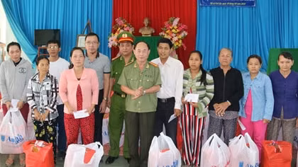 Những phần quà ấm áp đến với bà con tỉnh Tiền Giang