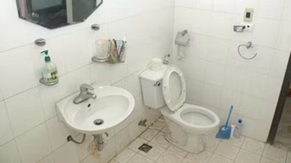 Người đàn ông chết bất thường trong nhà vệ sinh