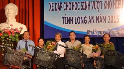 Trao tặng 80 xe đạp cho học sinh nghèo 4 huyện ở Long An