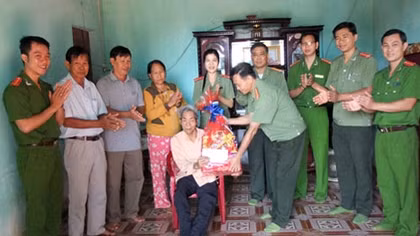 Ấm tình những cán bộ Công an hưu trí có hoàn cảnh khó khăn