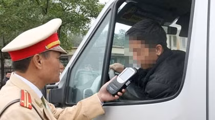 Hà Nội: Xử lý tài xế xe khách vừa vi phạm nồng độ cồn, vừa chở quá số người quy định