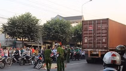 Bé trai 5 tuổi ngồi sau thoát hiểm sau khi xe container đè chết người đàn ông