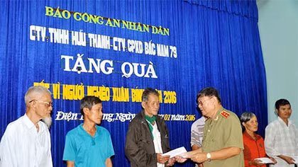 Ấm áp quà xuân vùng quê cách mạng