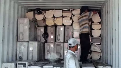 Hai container máy lạnh cũ nhập lậu khai là bìa carton
