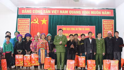 Trao quà Tết của Bộ Công an tặng các gia đình chính sách