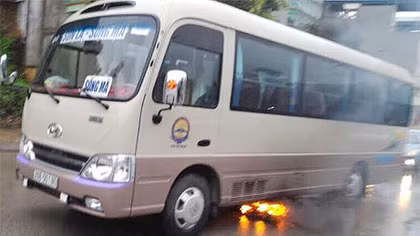Hãi hùng cảnh đốt lửa sưởi dầu cứu ô tô 'chết rét'