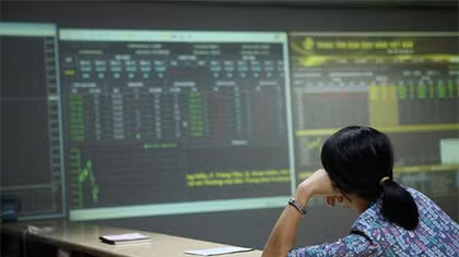 Chứng khoán Trung Quốc lại ‘sập sàn’, kéo đỏ VN-Index