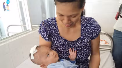 Bé trai bị dao đâm xuất viện lần 3