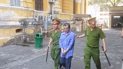 'Giở trò' cả với bé gái tâm thần