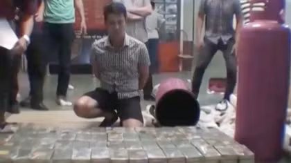 Cận cảnh 490 bánh heroin được xếp ngay ngắn trong bình gas
