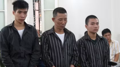 Côn đồ với hàng xóm, hai cha con nhận 34 năm tù